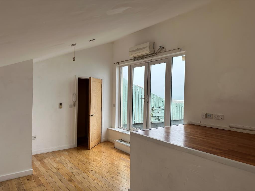 Lot: 63 - TWO-BEDROOM PENTHOUSE WITH ROOF TERRACE AND SEA VIEWS - Second Bedroom